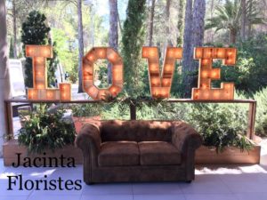 Bodas al aire libre. Letras luminosas