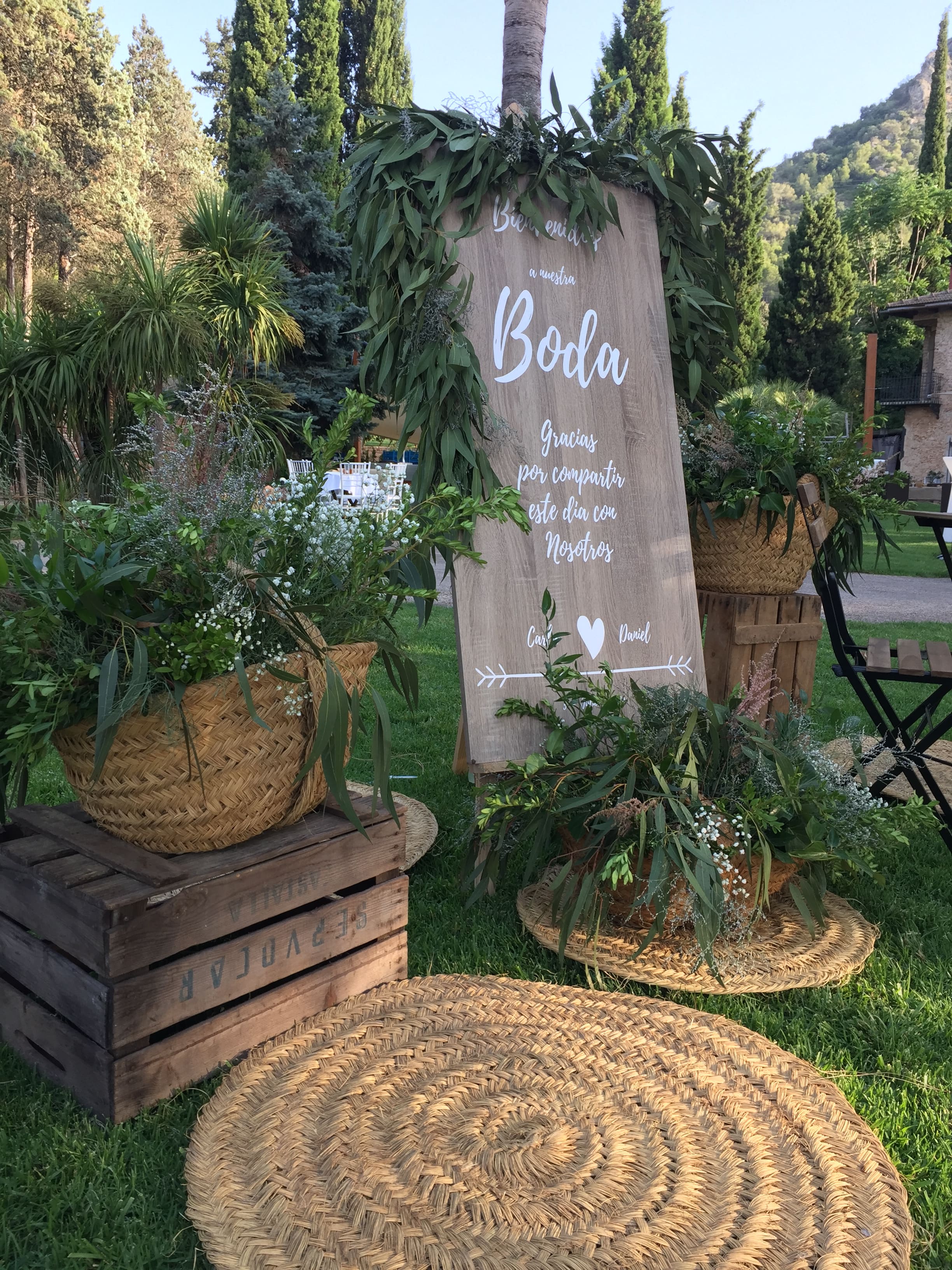 En la zona de bienvenida. Abundancia de verdes y materiales rústicos