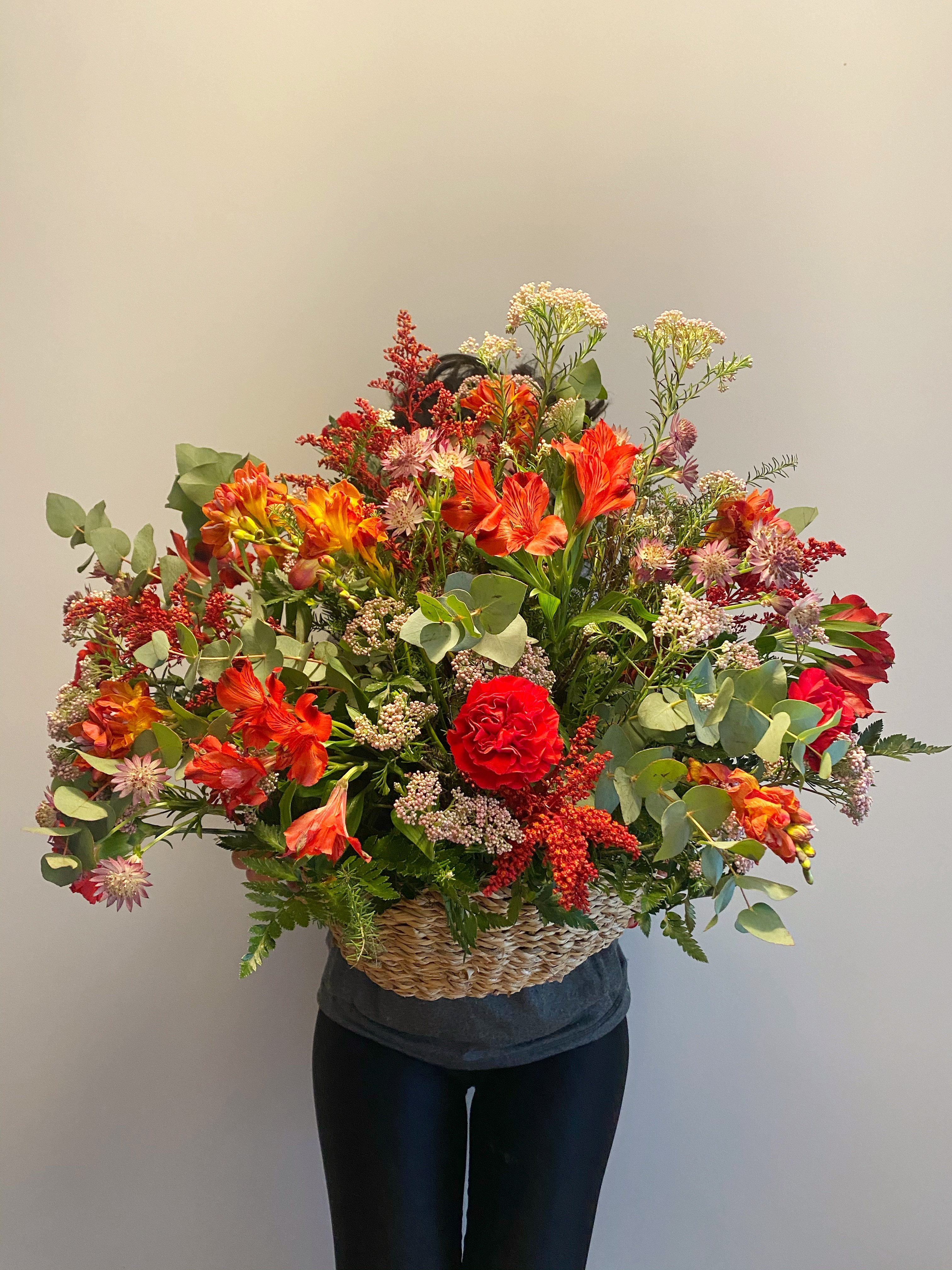 Centro de flor variada rojo – Jacinta Floristes