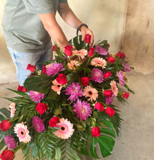 Centro fúnebre de flor variada
