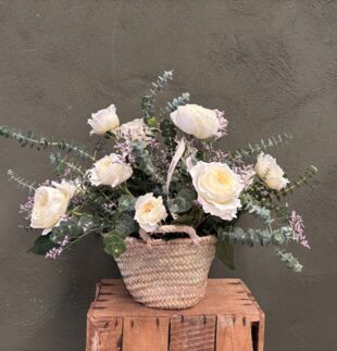 Cesta de rosas blancas
