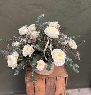 Cesta de rosas blancas